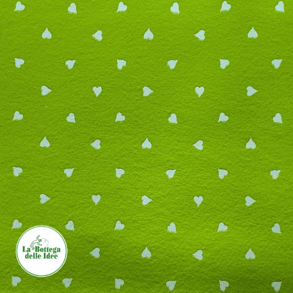 Pannolenci Asti 1 mm, fantasia di cuori bianchi su fondo verde mela