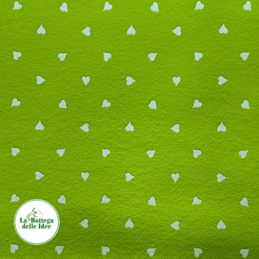 Pannolenci Asti 1 mm, fantasia di cuori bianchi su fondo verde mela