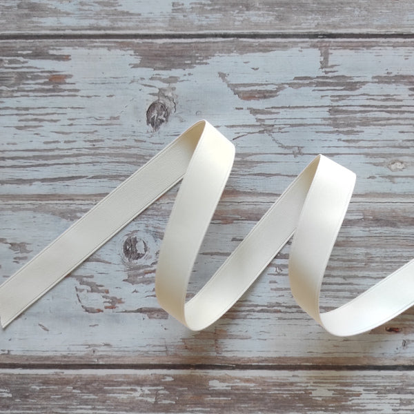 Nastro in doppio raso opaco, colore avorio, liscio e setoso. Ideale per confezioni eleganti e naturali. H 15 mm