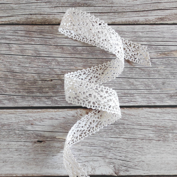 Nastro in pizzo effetto tombolo 22 mm avorio. Ideale per bomboniere, scrapbooking e decorazioni creative.