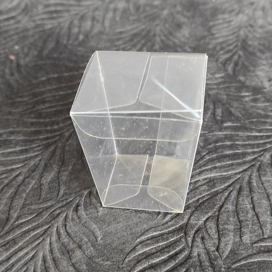 La scatola in PVC alta 4 cm ha la particolarità di avere l'apertura più larga (4 cm x 4 cm) della base (3 cm x 3 cm).  Ideale per confezionare confetti e bonbon
