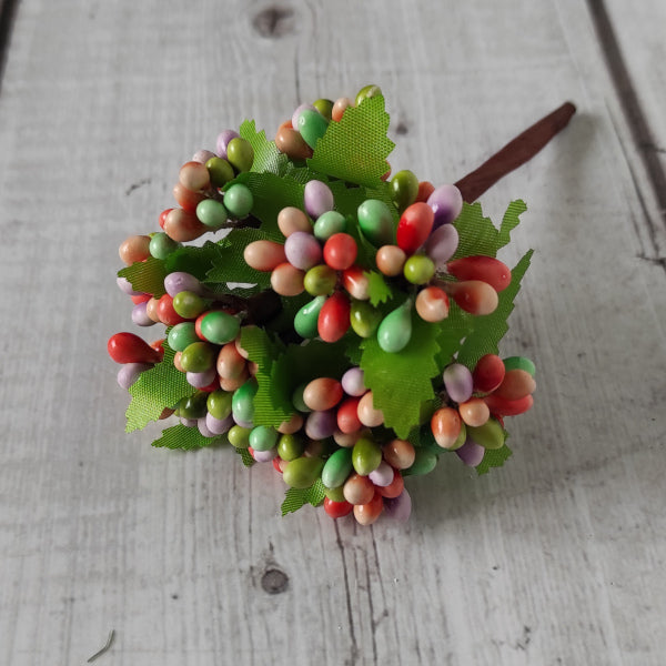 Mazzolino con 12 bacche multicolor ideali per decorare bomboniere.
