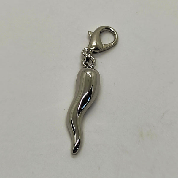 Ciondolo in metallo a forma di corno portafortuna. Lunghezza cm 2,5 + il moschettone per agganciarlo.