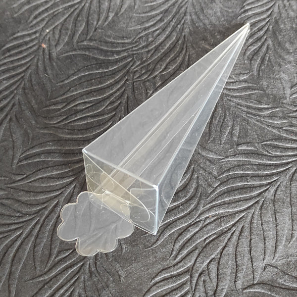 Cono in PVC con apertura/chiusura a fiore. Ideale per confezionare confetti e piccoli bonbon.