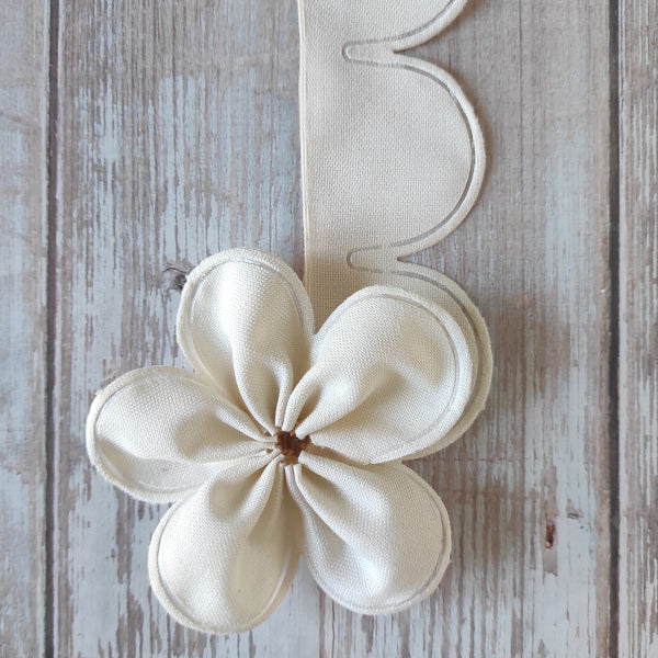 Un porta confetti elegante e naturale, perfetto per bomboniere in stile shabby o rustico.
Realizzato in cotone opaco e disponibile nei delicati toni bianco e avorio, è semplice da confezionare e di sicuro effetto.