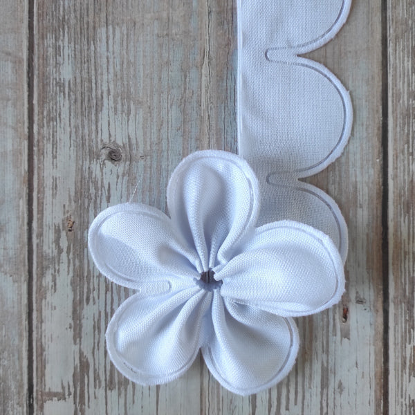 Un porta confetti elegante e naturale, perfetto per bomboniere in stile shabby o rustico.
Realizzato in cotone opaco e disponibile nei delicati toni bianco e avorio, è semplice da confezionare e di sicuro effetto.