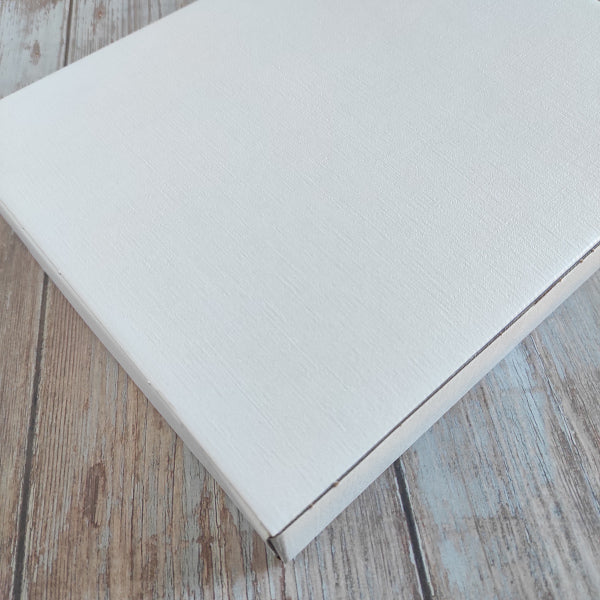 Scatola astuccio in cartoncino fibra colore bianco ideale per cornici. Misura 30 cm x 24 cm x H 5 cm.