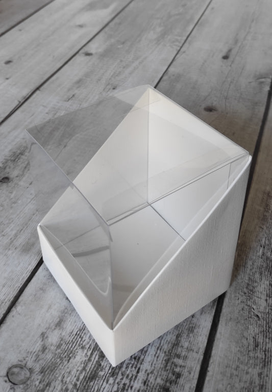 Scatole Vetrina: PVC trasparente e cartoncino bianco, ideali per bomboniere e confezioni regalo. Misura: 9 x 9 x H 12 cm