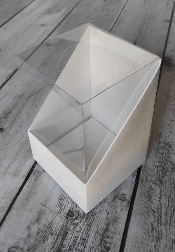 Scatole Vetrina: PVC trasparente e cartoncino bianco, ideali per bomboniere e confezioni regalo. Misura: 11 x 11 x H 17 cm