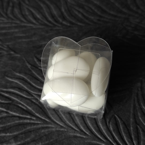 Scatola in PVC con chiusura a cuore. Ideale per confezionare confetti e bonbon.