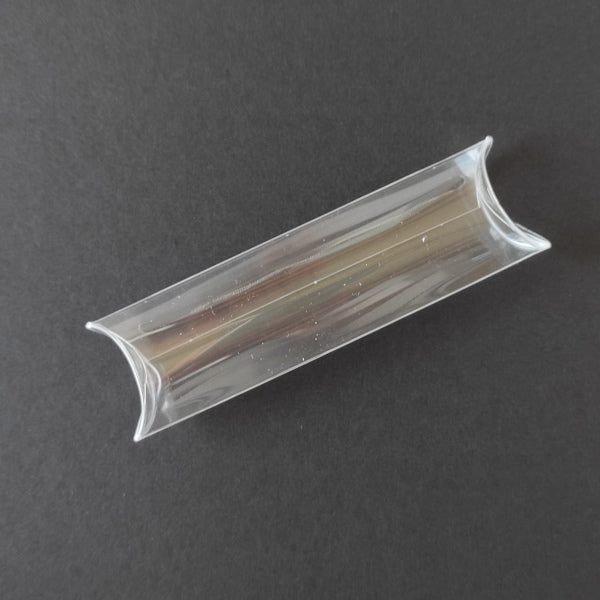 Tubo in PVC con apertura/chiusura in entrambe le estremità. Ideale per confezionare confetti o bonbon. Viene fornita da montare.