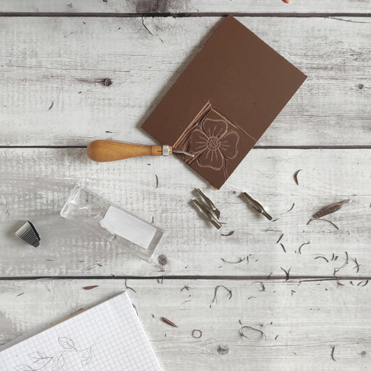 incidere il linoleum per creare timbri