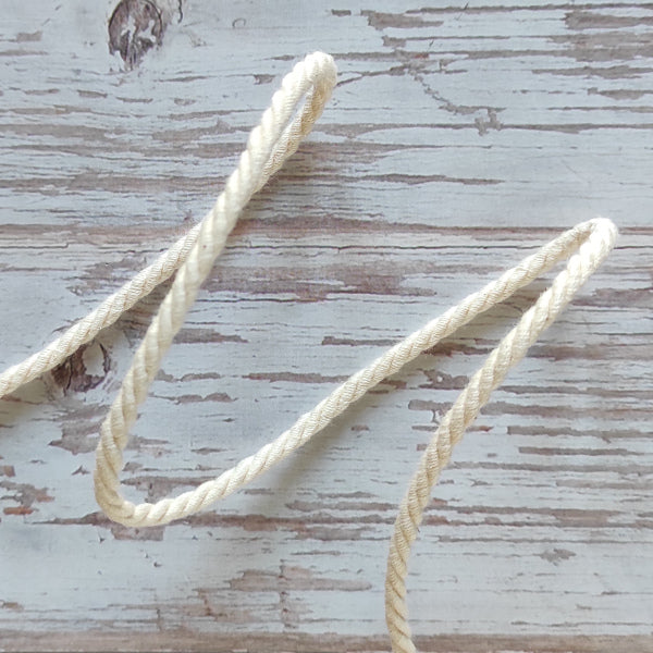 Cordoncino di cotone, opaco, ritorto a 3 capi (composizione cotone e acrilico). Diametro 3,5 mm - colore avorio.