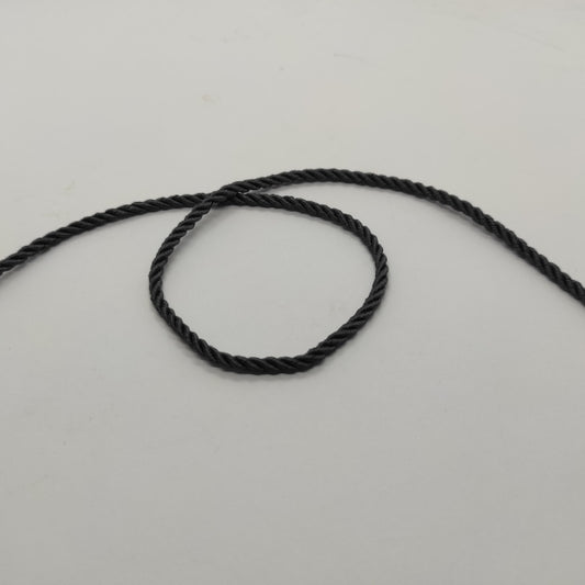 Cordoncino ritorto a 3 capi (composizione acetato e fibra acrilica) dall'aspetto lucido e con colori brillanti. Diametro 3,5 mm - colore grigio scuro
