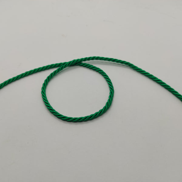 Cordoncino ritorto a 3 capi (composizione acetato e fibra acrilica) dall'aspetto lucido e con colori brillanti. Diametro 3,5 mm - colore verde vivo
