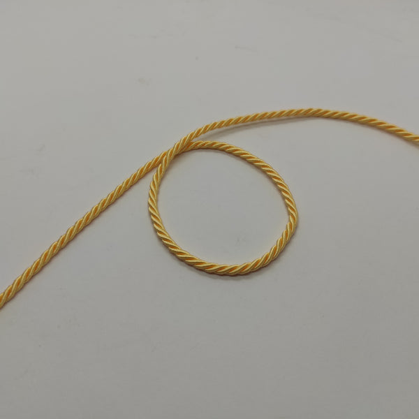 Cordoncino ritorto a 3 capi (composizione acetato e fibra acrilica) dall'aspetto lucido e con colori brillanti. Diametro 3,5 mm - colore giallo chiaro