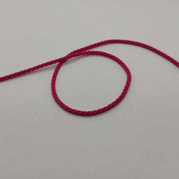Cordoncino ritorto a 3 capi (composizione acetato e fibra acrilica) dall'aspetto lucido e con colori brillanti. Diametro 3,5 mm - colore fucsia