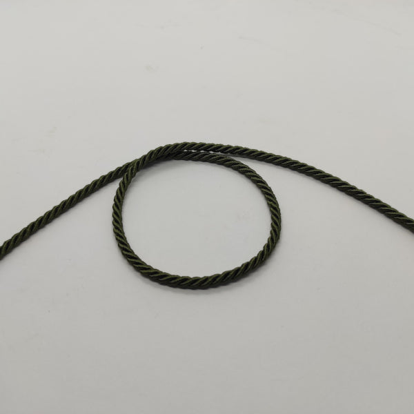 Cordoncino ritorto a 3 capi (composizione acetato e fibra acrilica) dall'aspetto lucido e con colori brillanti. Diametro 3,5 mm - colore verde oliva