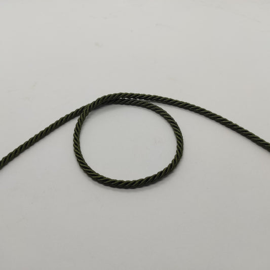 Cordoncino ritorto a 3 capi (composizione acetato e fibra acrilica) dall'aspetto lucido e con colori brillanti. Diametro 3,5 mm - colore verde oliva