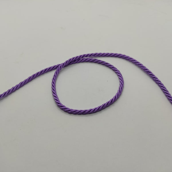 Cordoncino ritorto a 3 capi (composizione acetato e fibra acrilica) dall'aspetto lucido e con colori brillanti. Diametro 3,5 mm - colore lilla