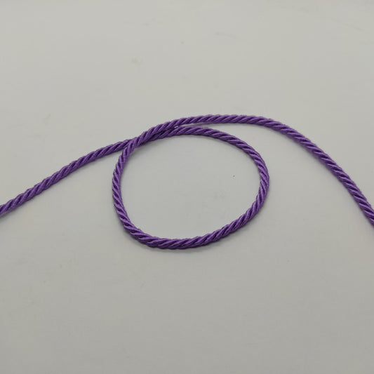 Cordoncino ritorto a 3 capi (composizione acetato e fibra acrilica) dall'aspetto lucido e con colori brillanti. Diametro 3,5 mm - colore lilla