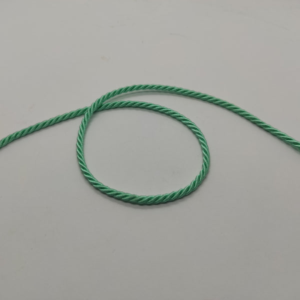 Cordoncino ritorto a 3 capi (composizione acetato e fibra acrilica) dall'aspetto lucido e con colori brillanti. Diametro 3,5 mm - colore verde acqua