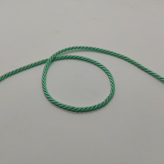 Cordoncino ritorto a 3 capi (composizione acetato e fibra acrilica) dall'aspetto lucido e con colori brillanti. Diametro 3,5 mm - colore verde acqua