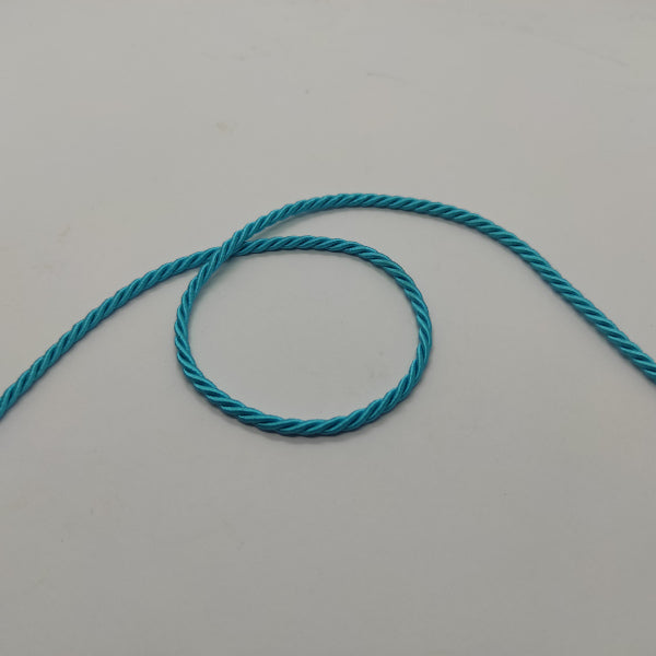 Cordoncino ritorto a 3 capi (composizione acetato e fibra acrilica) dall'aspetto lucido e con colori brillanti. Diametro 3,5 mm - colore turchese