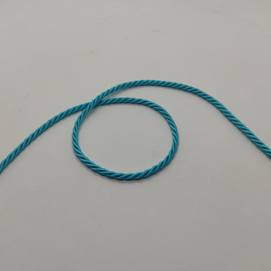Cordoncino ritorto a 3 capi (composizione acetato e fibra acrilica) dall'aspetto lucido e con colori brillanti. Diametro 3,5 mm - colore turchese