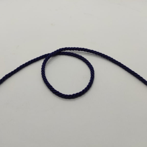 Cordoncino ritorto a 3 capi (composizione acetato e fibra acrilica) dall'aspetto lucido e con colori brillanti. Diametro 3,5 mm - colore blu