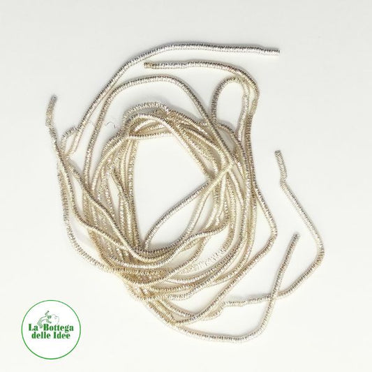 Canutiglia in rame argentato - diametro 2mm - confezione: 1,5 metri
Perfetto per composizioni Biedermeier e lavori creativi.