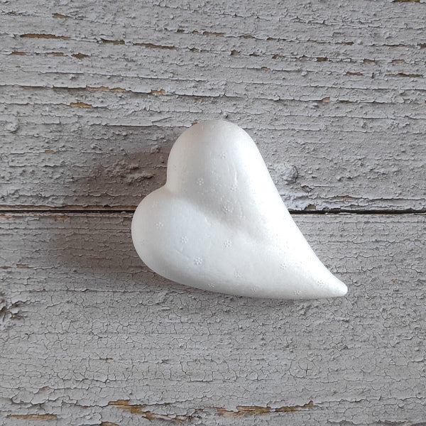 Cuore di polistirolo (pieno). 12 cm x 8,5 cm x 4 cm (di spessore)