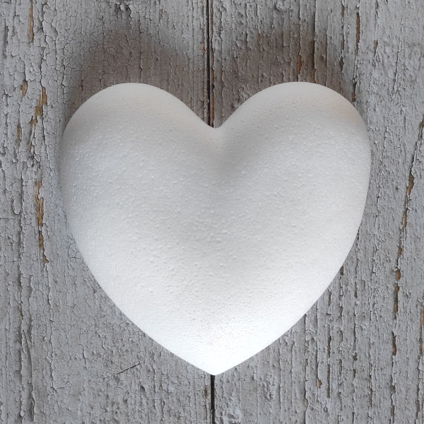 Cuore di polistirolo con il retro piatto. H 20 cm