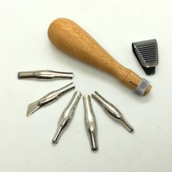 Set attrezzi composto da un manico in legno e 5 sgorbie per incidere e scavare lastre di linoleum