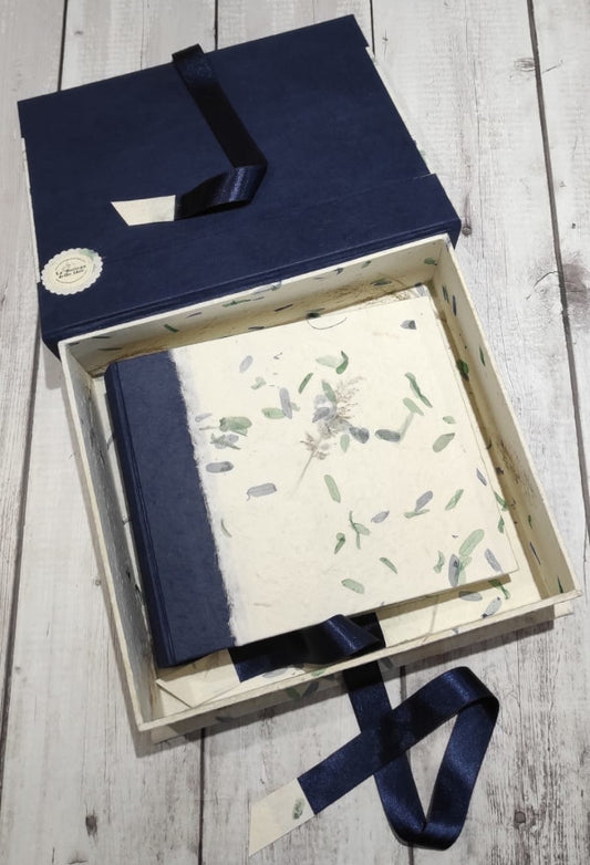Album foto con copertina e scatola "a libro realizzate a mano con le bellissime carte di gelso con inserti floreali abbinate a carte di gelso tinta unita.
