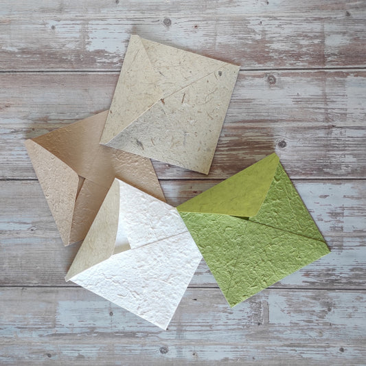 buste quadrate fatte a mano in carta artigianale di gelso colorate