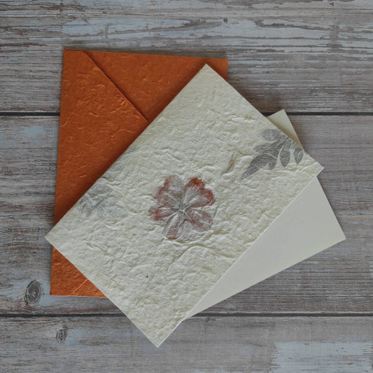 Set biglietto artigianale con carta di gelso “Fiori arancioni e foglie”, foglio interno A5 e busta coordinata colore arancione