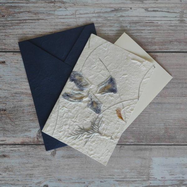 Set biglietto artigianale con carta di gelso “Fiori blu e petali gialli”, foglio interno A5 e busta coordinata colore blu scuro
