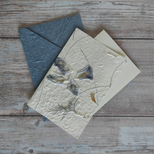 Set biglietto artigianale con carta di gelso “Fiori blu e petali gialli”, foglio interno A5 e busta coordinata colore blu