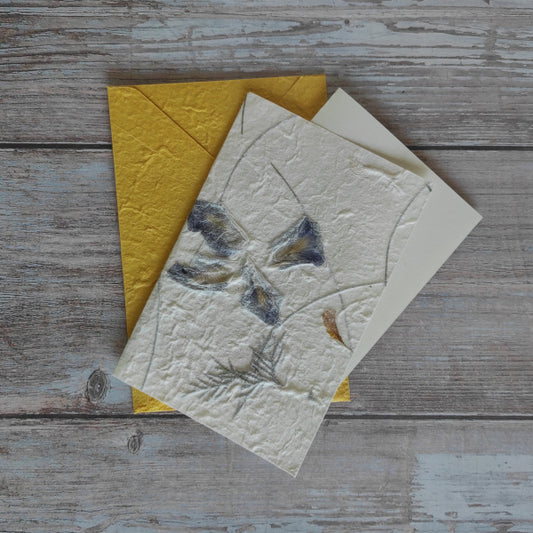 Set biglietto artigianale con carta di gelso “Fiori blu e petali gialli”, foglio interno A5 e busta coordinata colore giallo ocra