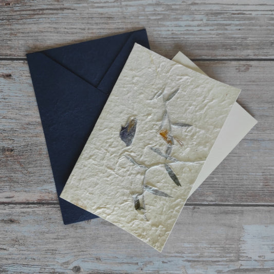 Set biglietto artigianale con carta di gelso “Fiori blu”, foglio interno A5 e busta coordinata colore blu scuro.