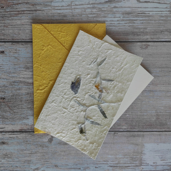 Set biglietto artigianale con carta di gelso “Fiori blu”, foglio interno A5 e busta coordinata colore giallo.
