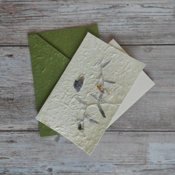 Set biglietto artigianale con carta di gelso “Fiori blu, foglio interno A5 e busta coordinata colore verde muschio.