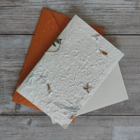 Set biglietto artigianale con carta di gelso “Petali gialli, fiori a stella e foglie”, foglio interno A5 e busta coordinata colore arancione