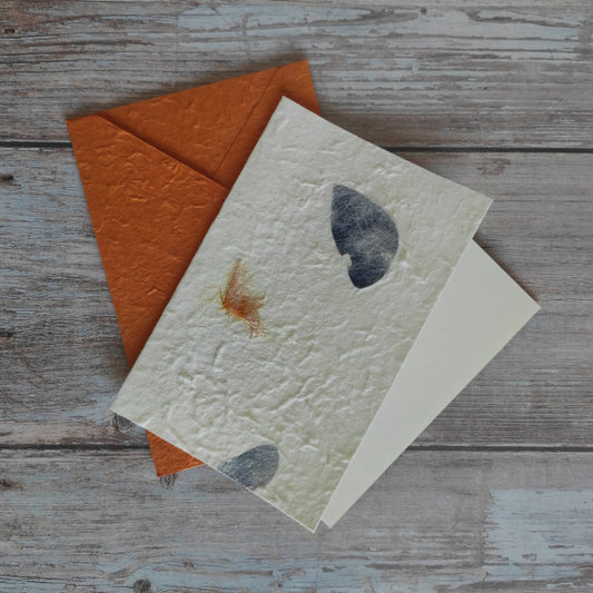 Set biglietto artigianale con carta di gelso “Petali blu”, foglio interno A5 e busta coordinata colore arancione