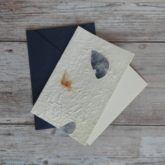 Set biglietto artigianale con carta di gelso “Petali blu”, foglio interno A5 e busta coordinata colore blu scuro