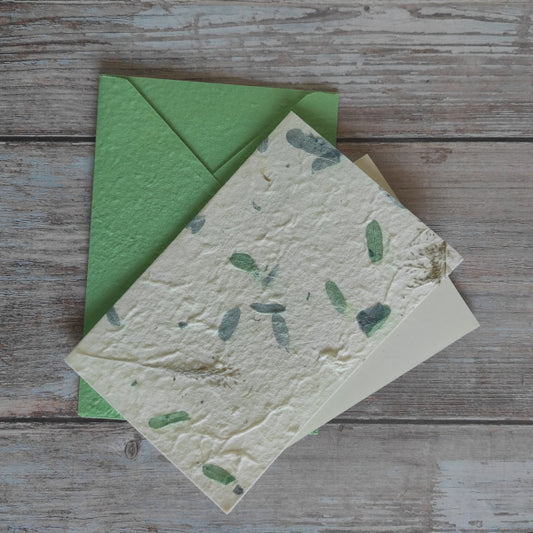 Set biglietto artigianale con carta di gelso “Petali blu e verdi”, foglio interno A5 e busta coordinata colore verde Tiffany.