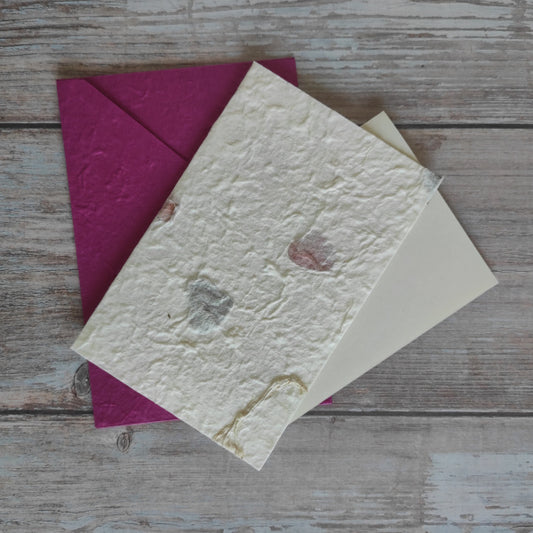 Set biglietto artigianale con carta di gelso “Foglie colorate”, foglio interno A5 e busta coordinata colore fucsia