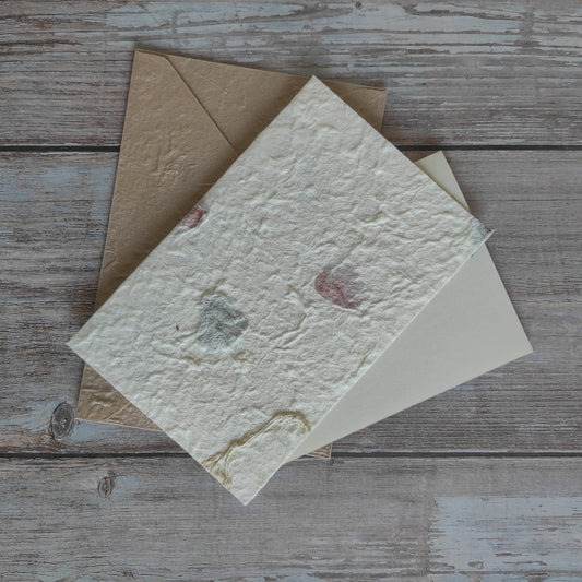 Set biglietto artigianale con carta di gelso “Foglie colorate”, foglio interno A5 e busta coordinata colore sabbia