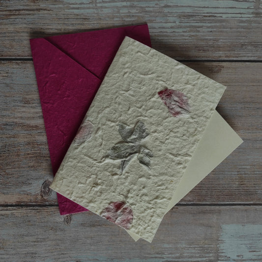 Set biglietto artigianale con carta di gelso “Petali rosa e foglie", foglio interno A5 e busta coordinata colore fucsia